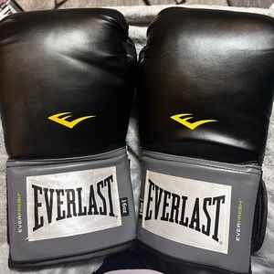Black Everlast 16oz boxing gloves